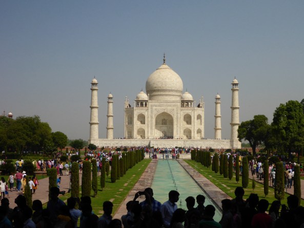 The Taj Mahal with 100,000 visitors 