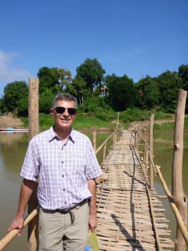 Anthony traversant la rivière Nam Khan á Luang Prabang, Laos