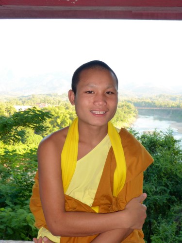Moine novice Nowisput au Mont Phu Si, à  Luang Prabang, Laos
