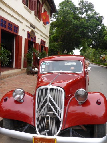Anne dans une Traction-Avant de notre hotel 3 Nagas à Luang Prabang, Laos