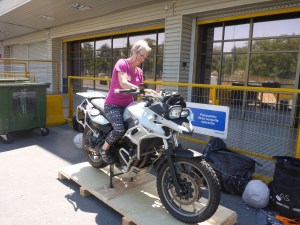 Anne reassembling her Rox risers and handlebars - Santiago