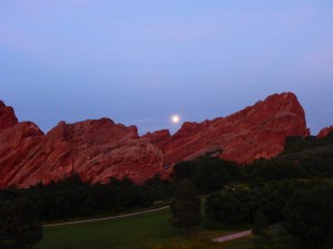 Moon rise ar Roxborough Park